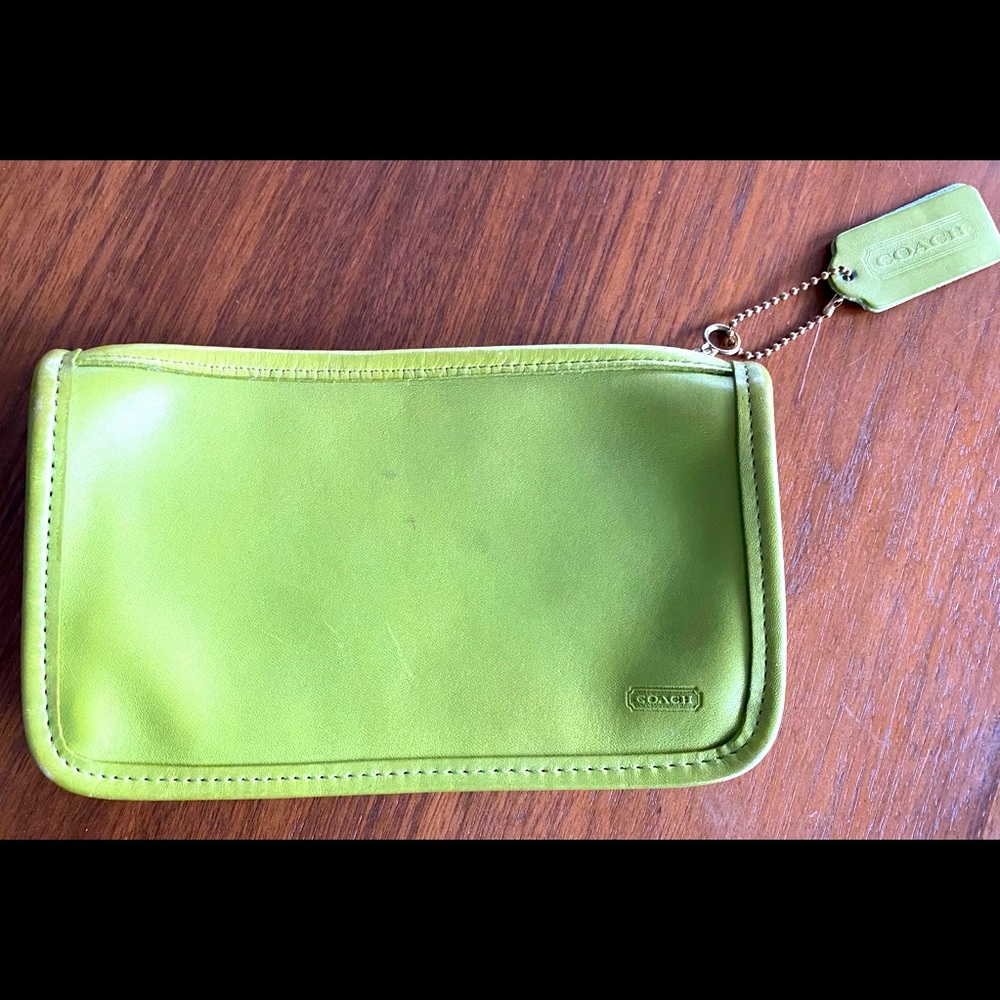 Coach Green Leather zippered bag, VINTAGE. 8x5x2